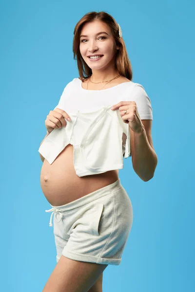 Bonita hermosa chica alegre preparándose para el parto —  Fotos de Stock