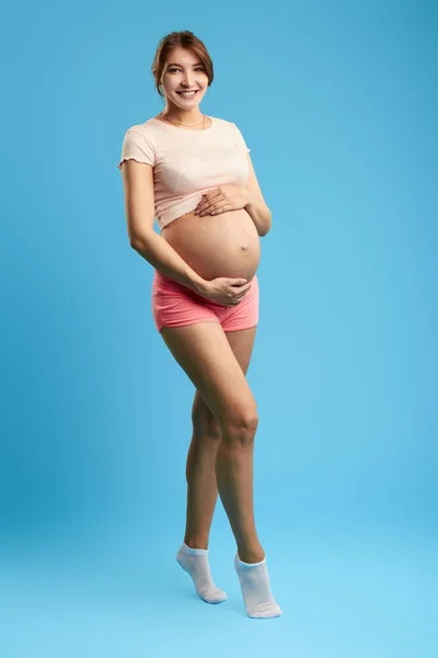 Happy awesome girl ist glücklich, wie sie ein Baby bekommen wird — Stockfoto