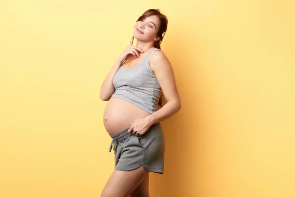 Menina romântica curtindo sua gravidez — Fotografia de Stock