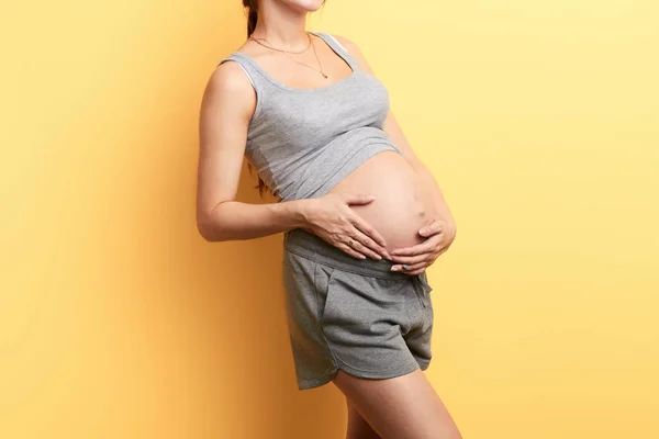 Kvinna avgudar hennes framtida bebis, röra hennes mage — Stockfoto