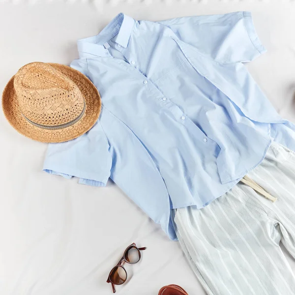 Ropa urbana con estilo para los días cálidos de verano — Foto de Stock