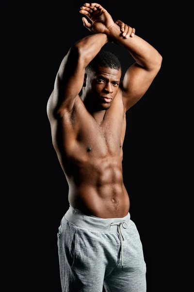 beyaz pantolon yükseltilmiş kollar ile harika sporcu