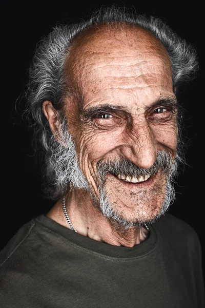 Gri saçlı Olgun adam gülüyor, iyi haber sevinçli, yaşlı adam eğlenmek — Stok fotoğraf