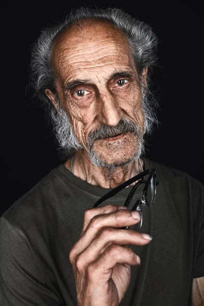 Gözlük kapalı alarak kıdemli adam portre yakın yukarı — Stok fotoğraf