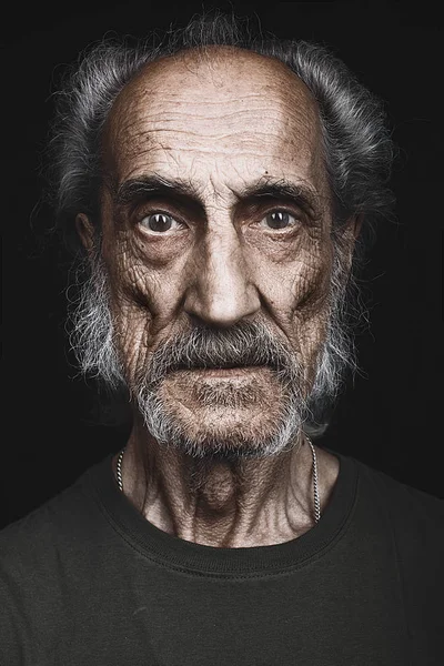 Karısını, ailesini kaybetmiş zavallı yaşlı sefil adamın portresini yakın — Stok fotoğraf