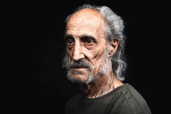 Ölüm bekliyor yüzünde birçok kırışıklıkları ile üzgün yorgun yaşlı adam — Stok fotoğraf