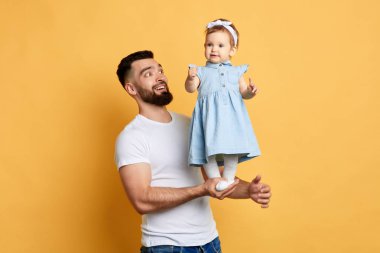 Ebeveyn ve çocuk arasında iyi bir ilişki. Unutulmaz anlar mutlu