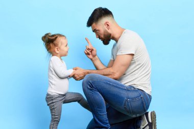kızgın sıkı baba onun küçük stubbon yaramaz kızı azarlamak