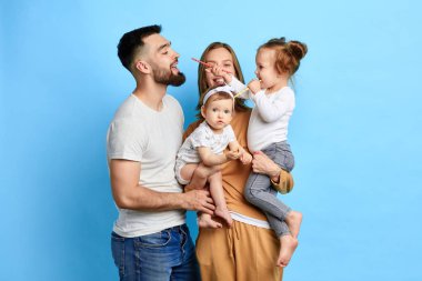 neşeli aile birlikte vakit geçirmek zevk