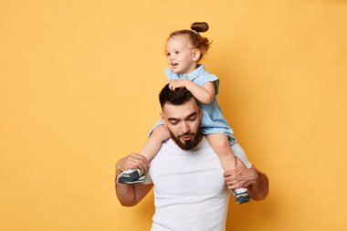 bir at gibi bir baba sürme şık elbise mutlu güzel kız