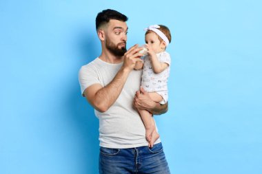 Onun babalar kollarda otururken bir şişe kullanarak güzel sevimli extery