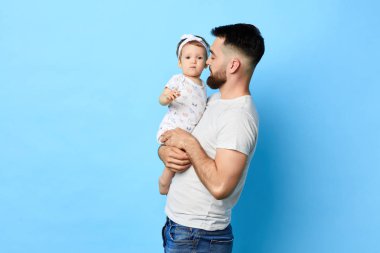 mutlu baba ve kızı kamera poz