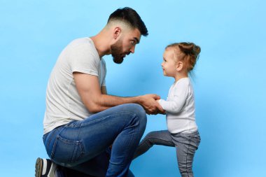 Bakıcı baba ve talimat dinleyen küçük itaatkâr kızı