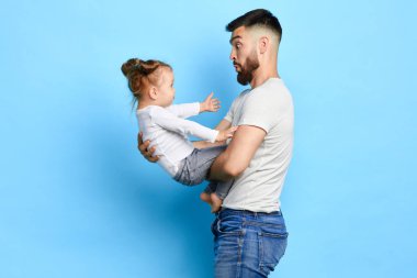 şaşkın sürpriz adam kızı tutan