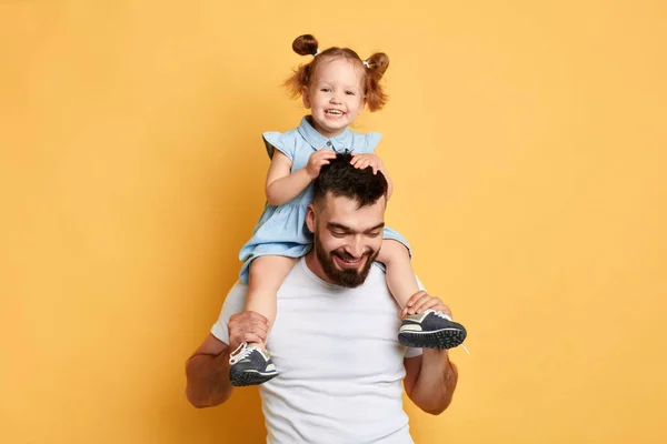 Positivo alegre papai brincando com a filha — Fotografia de Stock