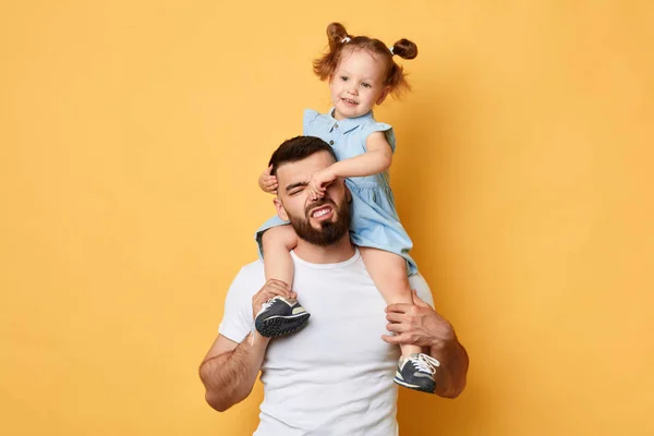 Menina impertinente segurando seu nariz daddys, exibir negativo, comportamento irritado — Fotografia de Stock