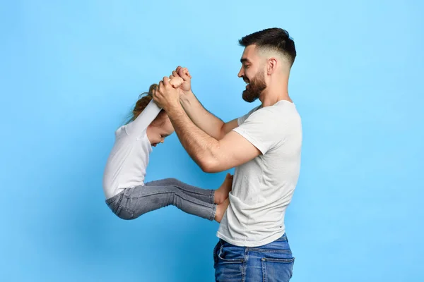Feliz incrível pai fazendo exercícios com a filha — Fotografia de Stock