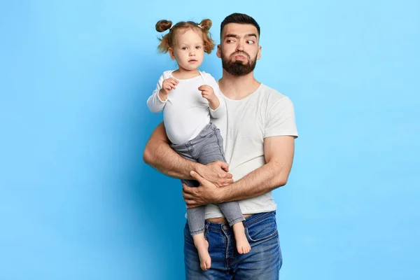 Engraçado pai olhando para sua filha enquanto levantando-a — Fotografia de Stock