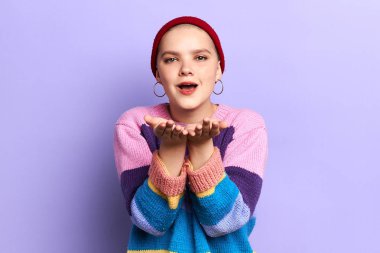 çekici serin şık kız vücudunun önünde avuç içi tutmak