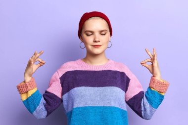 rahat sakin genç kadın meditasyon
