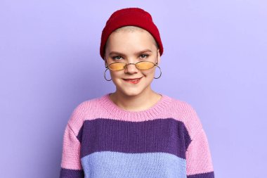 komik serin karışık kız dudaklarını ısırma