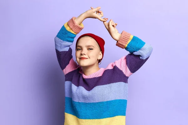 Menina atrativa engraçado se divertindo com os dedos — Fotografia de Stock