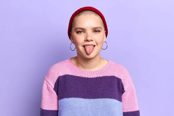 Sorrindo louco engraçado menina colocando sua língua para fora — Fotografia de Stock