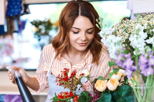 Mooi prachtig meisje genieten van de geur van bloemen — Stockfoto