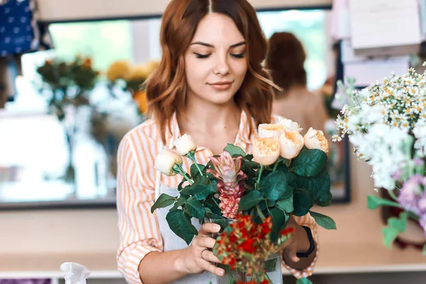 Mooie schattige vrouw selecteren bloemen voor boeket in de winkel — Stockfoto