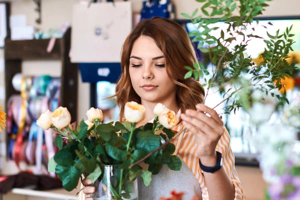 Creatieve getalenteerde bloemist die een compositie van bloemen maakt — Stockfoto
