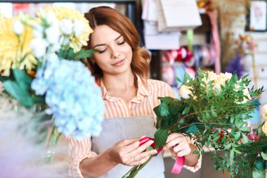 çekici kız çiçek düzenlemeleri prearing