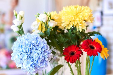 sokak pazarında farklı renkli çiçekler