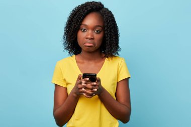 duygusal kız kötü mesaj aldı, depresyon.