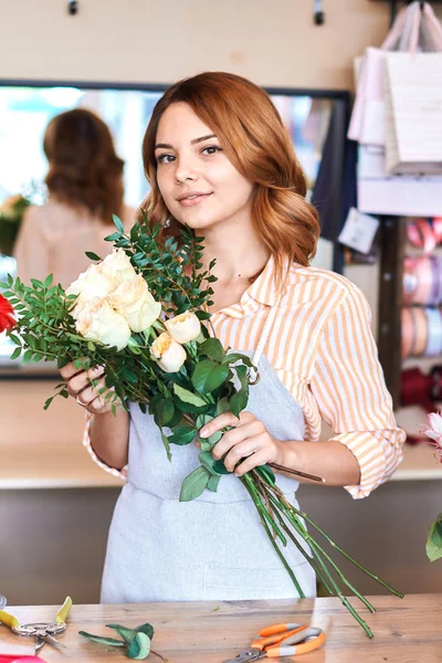 Vrouw is interesten in bloemdessin — Stockfoto