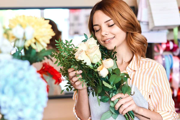 Goed uitziende aangenaam meisje houden prachtige combinatie van rozen — Stockfoto