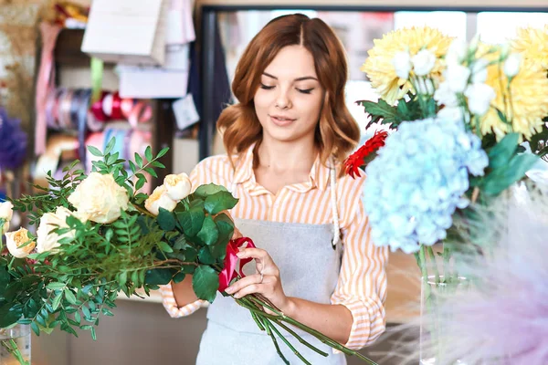 Awesome getalenteerde vrouw bijpassende lint aan rozen — Stockfoto