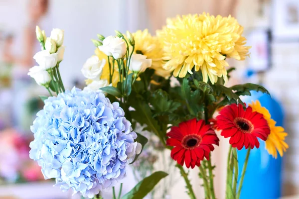 sokak pazarında farklı renkli çiçekler