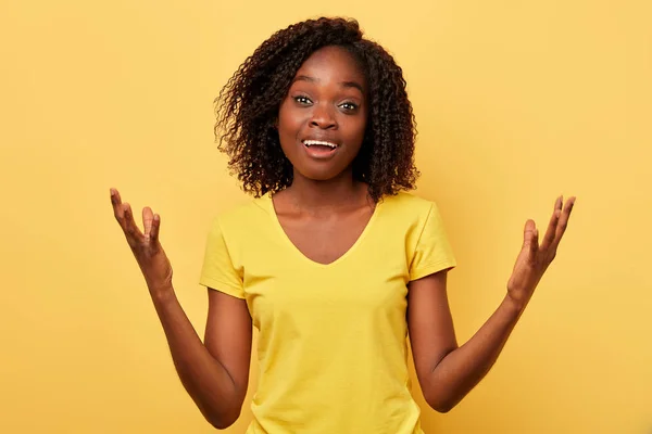 Feliz emocional animado mulher não pode acreditar em sua sorte, sucesso — Fotografia de Stock