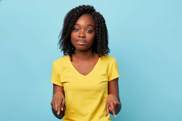 Linda menina com cabelo encaracolado apontando com dedos indicadores — Fotografia de Stock