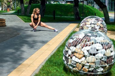 bacaklarını geren iyi görünümlü sarışın kız