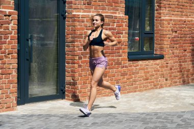 keyifli bir atlet bir yarışmaya hazırlanıyor