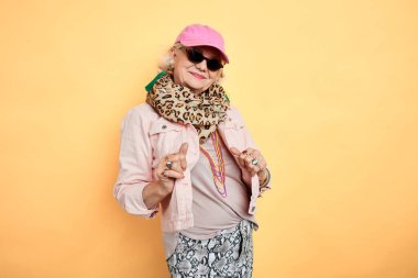 onu trendy giysilergösteren serin eski büyükanne