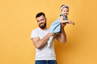 Genç mutsuz sakallı baba elinde kızı tutarak