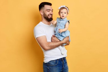 harika güzel küçük kız babası ona gülüyor iken bir şarkı söylüyor
