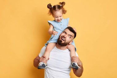 zavallı sinirli baba ona itaat çocuk yapmak için nasıl bilmiyor