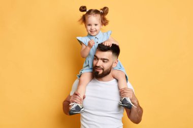 abi küçük kız kardeşi ile vakit geçirmek için seviyor