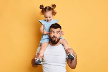 baba bir çocuk ile oturup bırakılmış ve o başa çıkamaz
