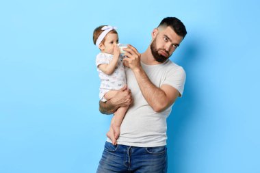 yorgun , yorgun baba süt şişesi ile bebek kız besleme