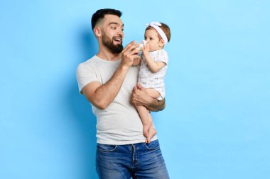 mutlu bakım baba şişeden süt içme sevimli bebek bakarak