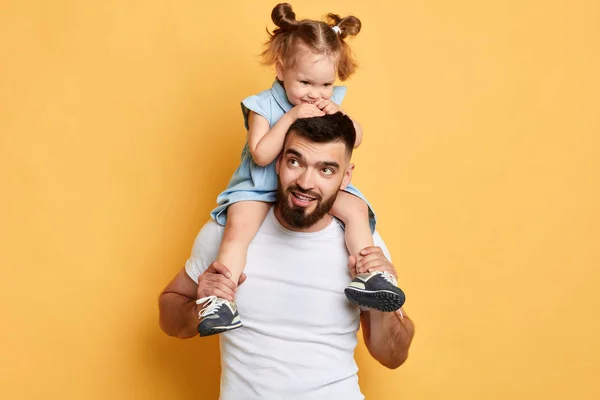 Bonito justo-haured menina sentado no pescoço de seu papai — Fotografia de Stock